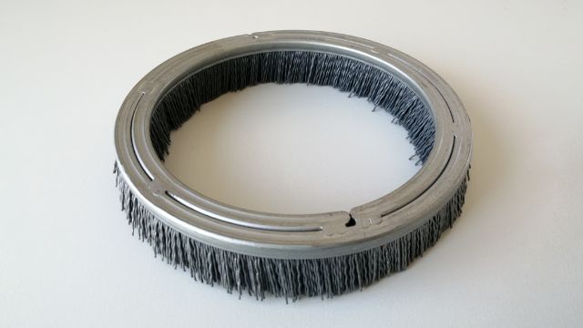 Cup brush with base on top for removing small burrs (bristle material: bristle material containing abrasive grains)